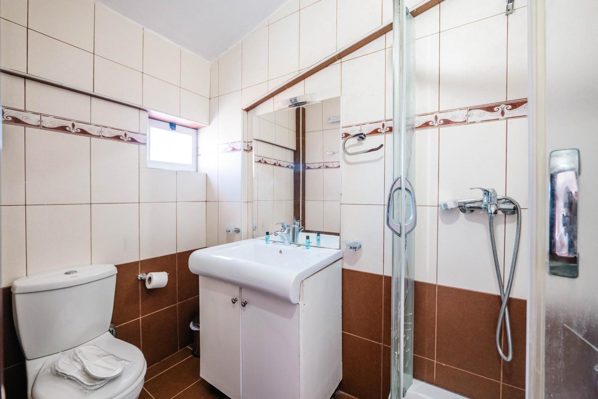 Alnes Hotel Sarandë エクステリア 写真