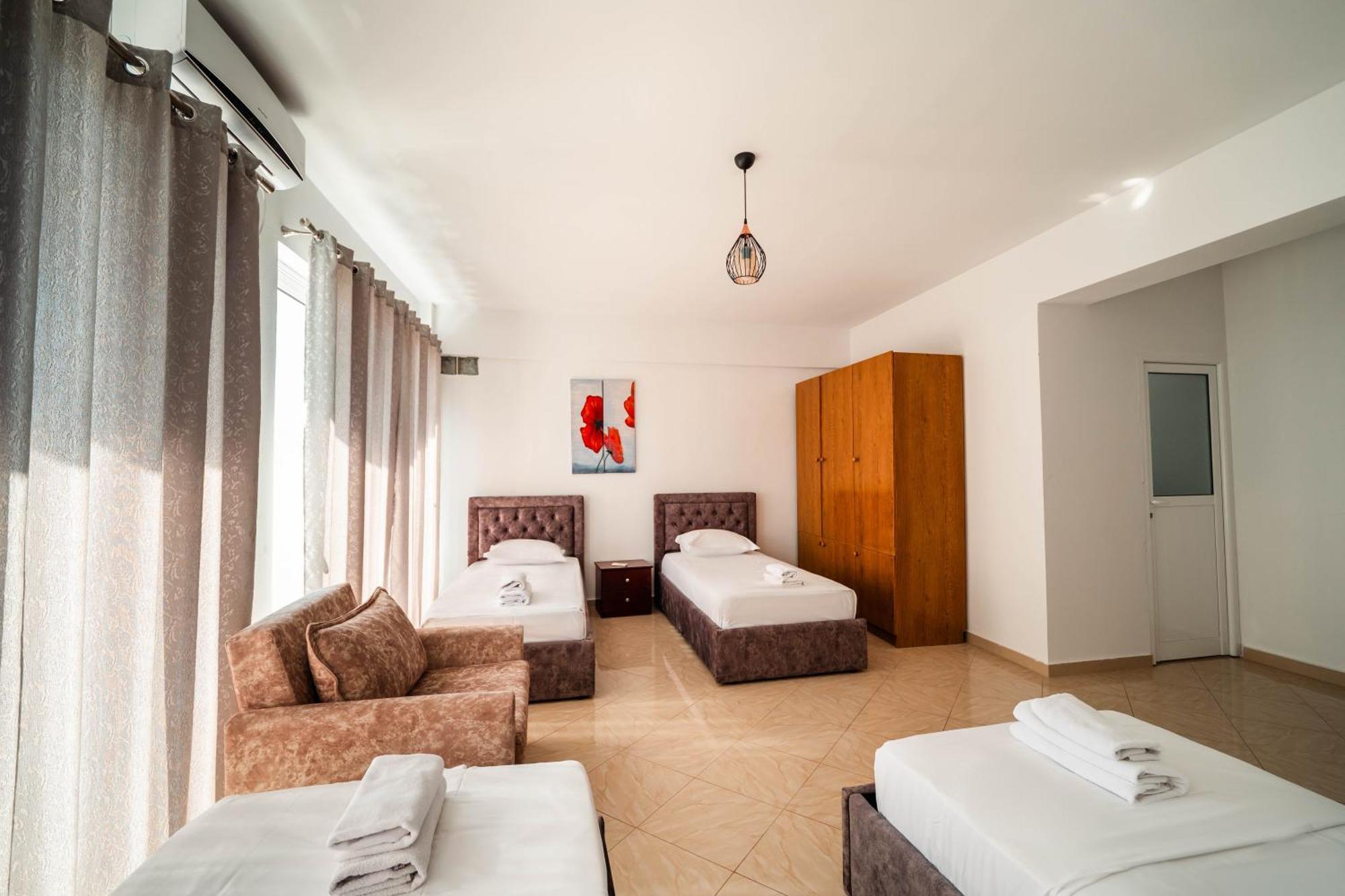 Alnes Hotel Sarandë エクステリア 写真