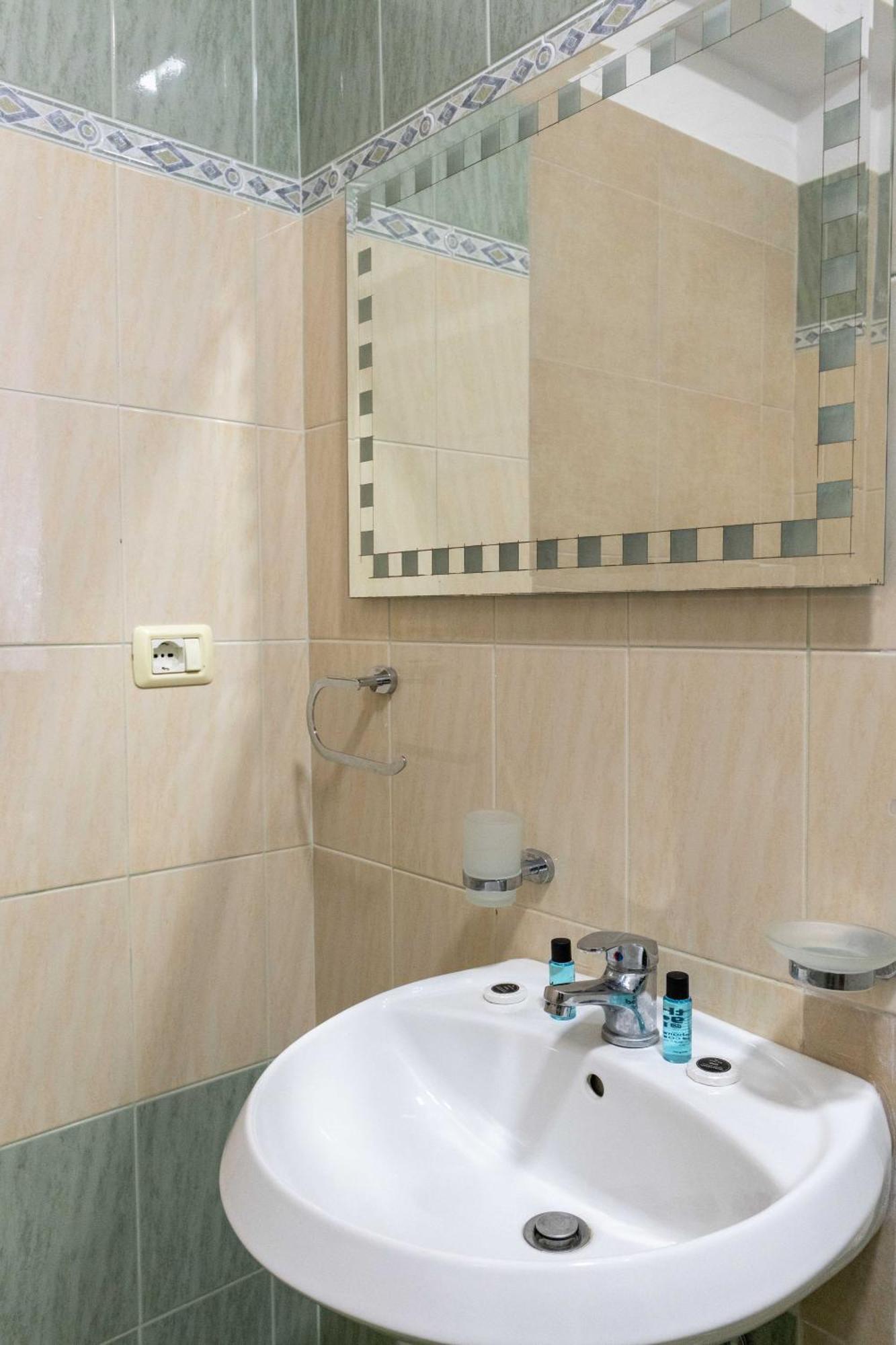 Alnes Hotel Sarandë エクステリア 写真