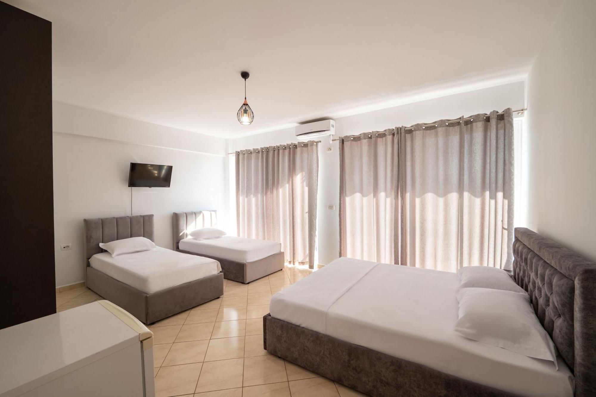 Alnes Hotel Sarandë エクステリア 写真