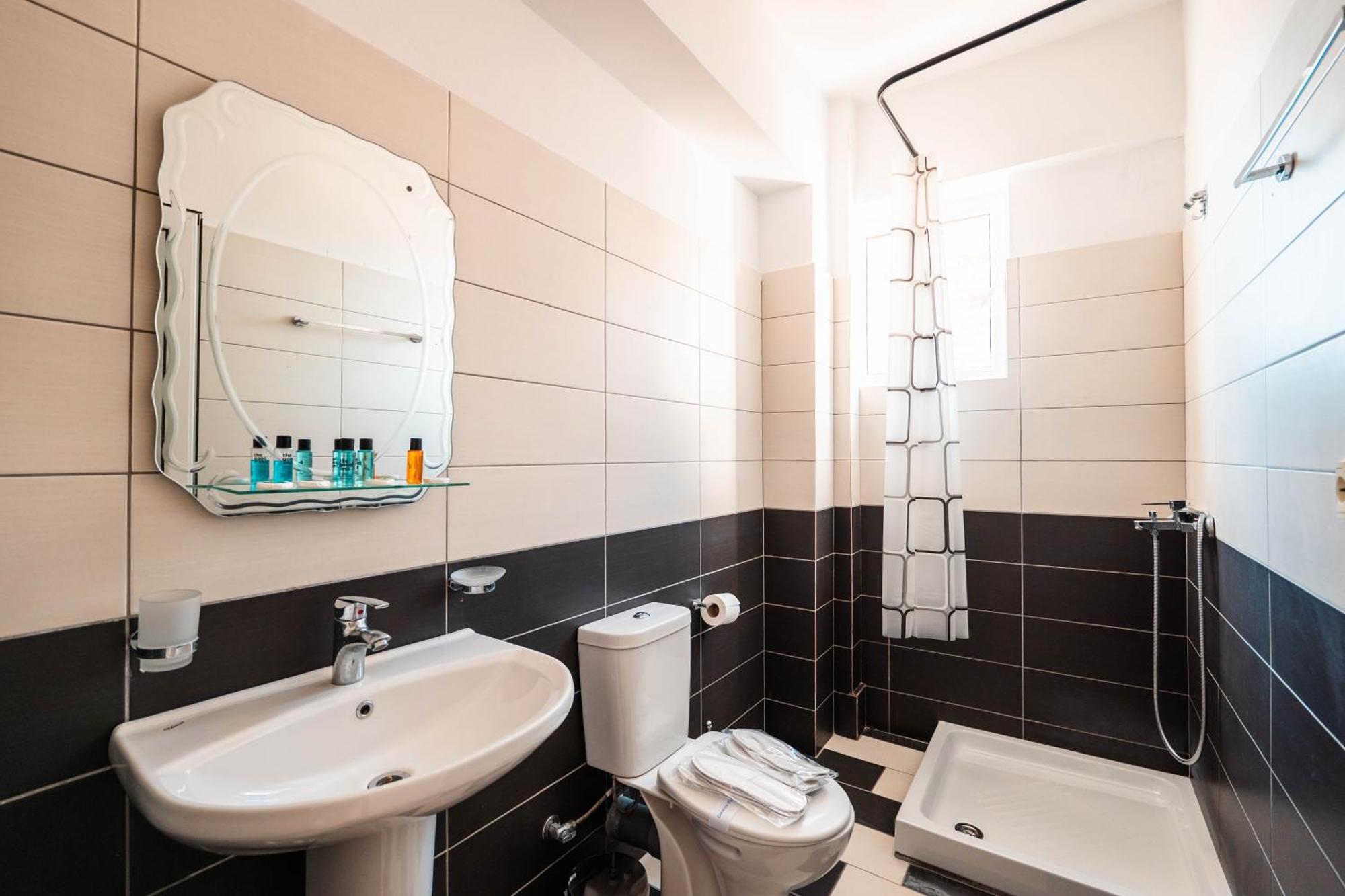 Alnes Hotel Sarandë エクステリア 写真